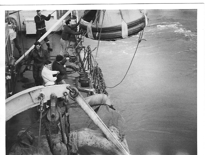 Lifting the liferaft